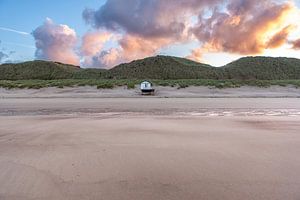 Strandhuisje op het strand aan de noorzeekust in Zeeland van Wout Kok