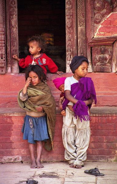 Verloren kleine bedelaars in Kathmanu, Nepal van Peter van der Horst