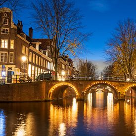 Amsterdam beleuchtete Brücken an der Herengracht im Winter von Sjoerd van der Wal Fotografie