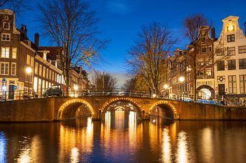Amsterdam verlichte bruggen aan de Herengracht in de winter