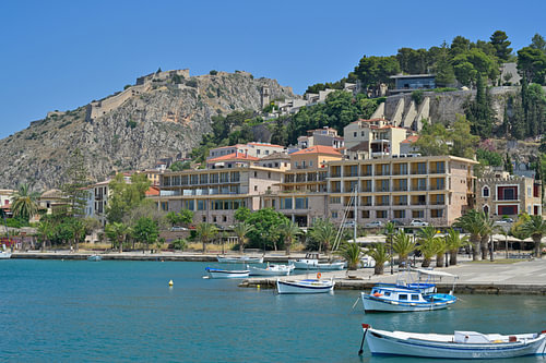 Le port de Nauplie, avec la forteresse historique de Palamidi et ses bateaux de pêche traditionnels