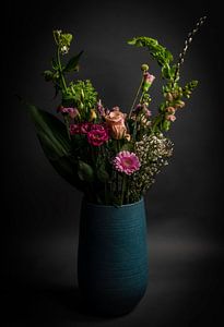 Boeket bloemen in een blauwe vaas van Marjolein van Middelkoop