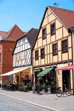 Winkelstraat met romantische historische vakwerkhuizen in Tangermünde van Heiko Kueverling