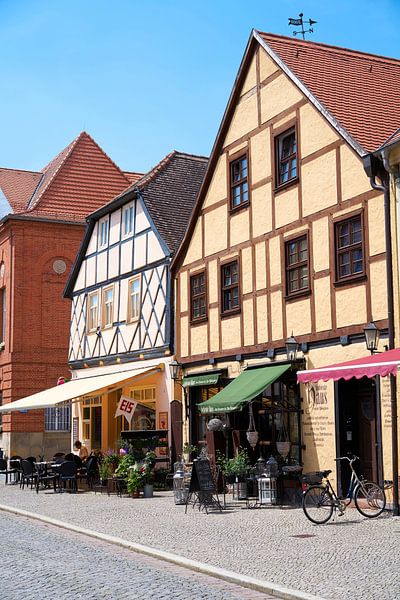 Einkaufsstraße mit romantischen historischen Fachwerkhäusern in Tangermünde von Heiko Kueverling