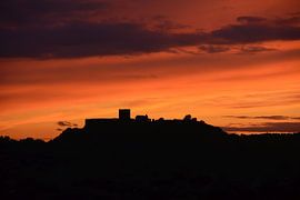 Silhouettenschloss bei Sonnenuntergang im Alentejo Portugal von My Footprints