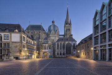 De kathedraal van Aken op het blauwe uur - architectuurfotografie met perfect perspectief van Rolf Schnepp