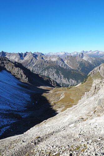 Kracht van Tirol, waar alpine uitgestrektheid, rotsformaties en glooiende bergweiden een krachtig, harmonieus landschap vormen.