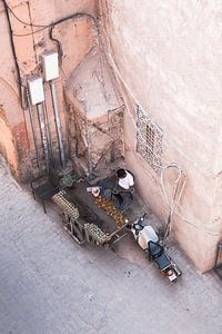 Straatverkoper in Marrakech van Ingrid Koedood Fotografie