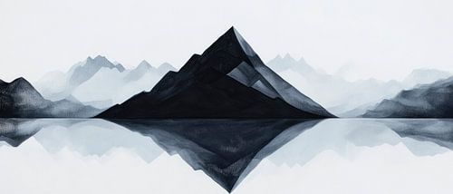Berg silhouet in de mist