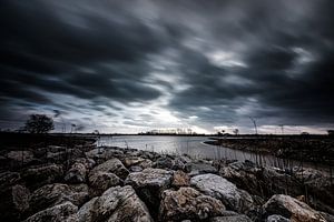 Temps orageux sur la rive (Pannerden, Arnhem) sur Eddy Westdijk