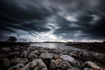 Stormachtig weer aan de rivieroever (Pannerden, Arnhem) van Eddy Westdijk