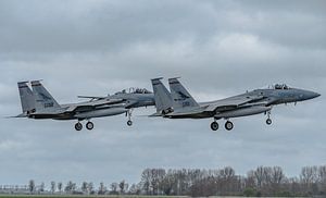 Zwei F-15 der Oregon Air National Guard landen gleichzeitig auf dem Luftwaffenstützpunkt Leeuwarden 