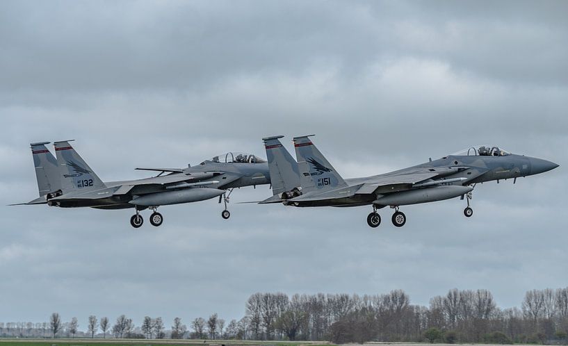 Deux F-15 de la Garde nationale aérienne de l'Oregon atterrissent simultanément sur la base aérienne par Jaap van den Berg