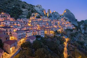 Une soirée à Castelmezzano, village de montagne dans les Dolomiti Lucane, Italie