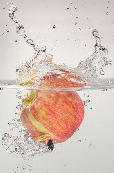 Appel te water by Focco van Eek