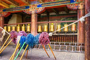 Betet und arbeitet Hof eines Klosters in Tibet