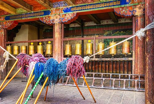 Bid en werk, binnenplaats van een  klooster in Tibet