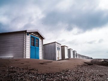 Strandhuisjes langs de Texelse kust met stemmige wolkenlucht van Jan Willem de Groot Photography