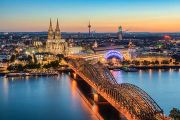 Blick über Köln am Abend von Michael Valjak