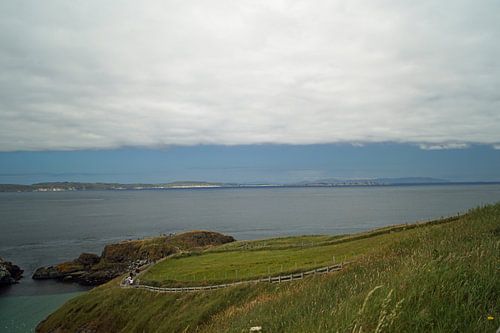 Landschap in Noord-Ierland voor de kust van County Antrim tussen Ballycastle en Ballintoy.