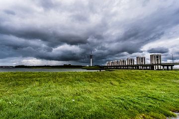 Lelystad in a Thunderstorm sur Brian Morgan