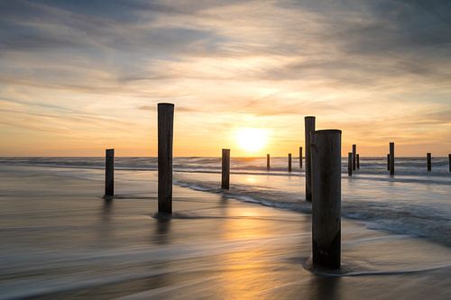 Ondergaande zon bij palendorp Petten