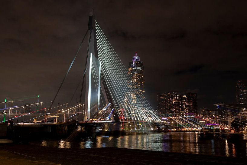 Erasmus bridge in dynamic light by Lydia Hoogland