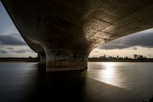 Onder de Waalbrug, aan de Spiegelwaal, in Nijmegen