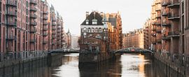 Golden Hour in Speicherstadt, Hamburg von Fabian Kleiser