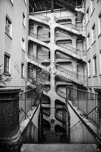 Trappenhuis in een traboule in oud-Lyon, zwartwit, fotoprint