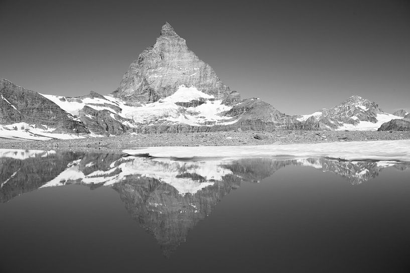 Reflet du Cervin dans un lac gelé par Menno Boermans