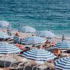 Parasols aan het strand van Nice | Cote d'Azur Frankrijk | Reisfoto van Expeditie Aardbol