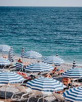 Parasols aan het strand van Nice | Cote d'Azur Frankrijk | Reisfoto