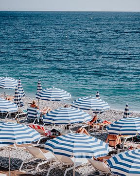 Parasols aan het strand van Nice | Cote d'Azur Frankrijk | Reisfoto