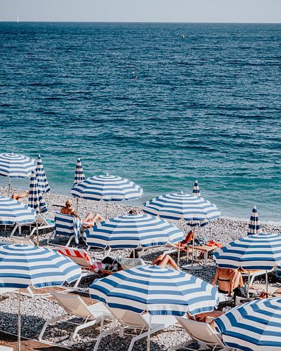 Parasols aan het strand van Nice | Cote d'Azur Frankrijk | Reisfoto van Expeditie Aardbol