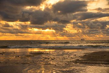 Zonsondergang aan de Noordzee van Tanja Voigt