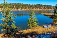 Paysage d'automne avec lac.