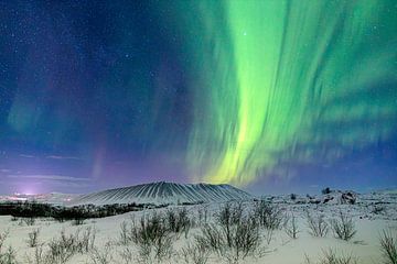 Noorderlicht boven Hverfjall in Noordoost-IJsland van Sascha Kilmer