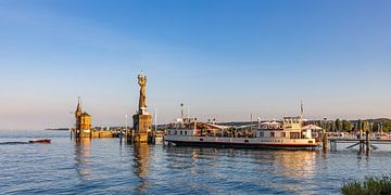 Imperia en historische veerboot in Konstanz aan het Bodenmeer