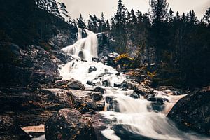 Schöner großer Wasserfall in schweden Vassbotten Älgafallet