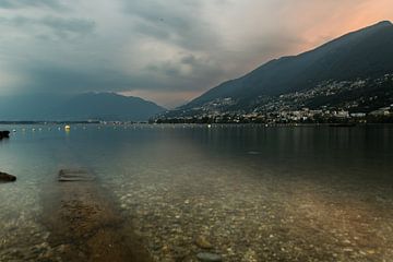 Uitzicht over het Lago Maggiore in Zwitserland van Suzanne Vastenburg-de Vreeze