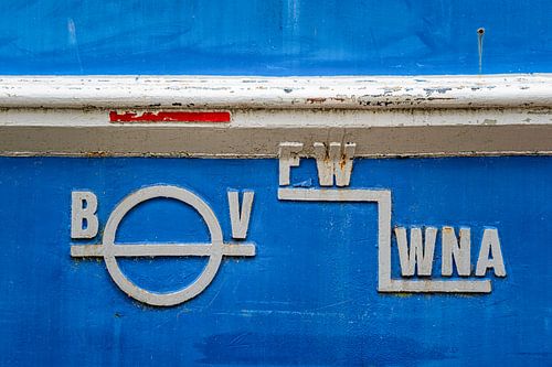 Plimsollmerk op de romp van een schip.