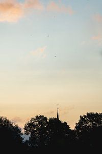 Flèche d'église au coucher du soleil Silhouette minimaliste
