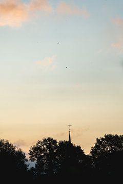 Kirchturm bei Sonnenuntergang Minimalistische Silhouette von Femke Ketelaar