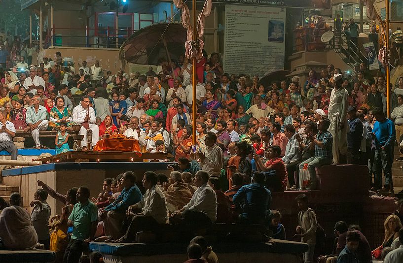 India: Aarti ceremonie (Varanasi) by Maarten Verhees