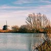 Moulin hollandais au bord de l'eau sur Erna Böhre
