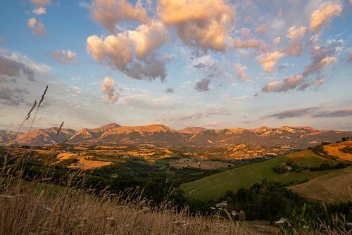 Le Marche Italië Zonsopgang landschapsgezicht op Monti Sibilini