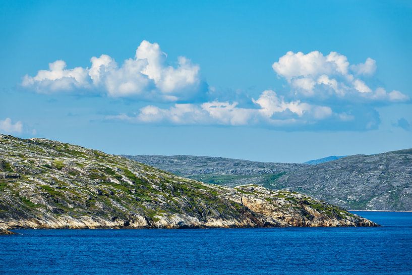 Blick auf den Varangerfjord in Norwegen van Rico Ködder