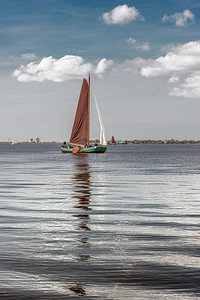 Friesisches Segelschiff, skûtsje, auf dem Heegermeer in der Frühlingssonne