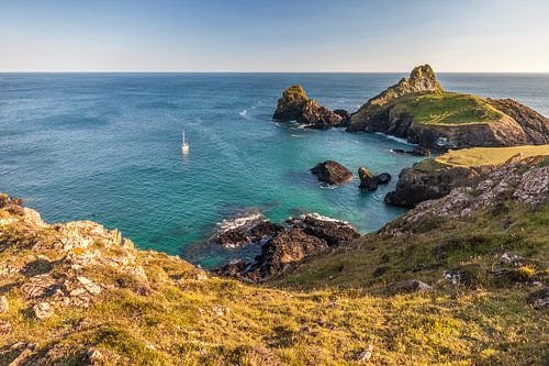 Zeilboot in de Kynance Cove, Helston, Cornwall, Engeland...